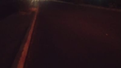 معاناة السائقين علي طرق قنا السريعة التي تحتاج الي اضاءة وتغير أعمدة 