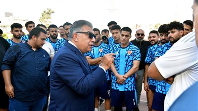 محافظ الدقهلية يلتقي فريق المنصورة الأول لكرة القدم بملعب استاد المنصورة |صور 