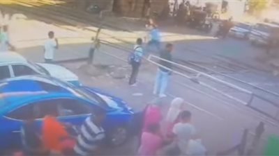 شجاعة المصريين.. عامل مزلقان ينقذ شابًا من دهس القطار في بني سويف