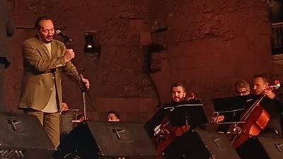 على أنغام بوابة الحلواني .. توزيع أعلام مصر في حفل علي الحجار بالقلعة