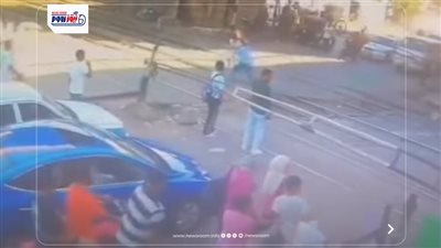 عم طه.. عامل مزلقان ينقذ شاب من موت محقق تحت عجلات القطار في بني سويف