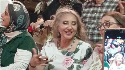 مش عارف لية بتونس بيكي .. زوجة علي الحجار تتمايل على أغنيته بمهرجان القلعة