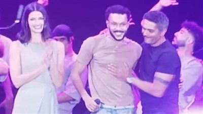 آسر ياسين وتارا عماد يفاجئان جمهور العلمين بظهورهما مع ويجز على المسرح