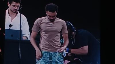 حافي القدمين .. ويجز يلفت الانتباه خلال حفله بمهرجان العلمين | صور