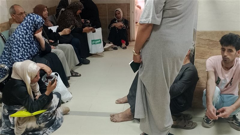 المرضى يفترشون الأرض