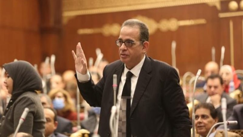 النائب طارق عبد العزيز