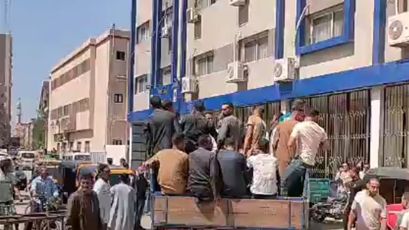النعوش محمولة على