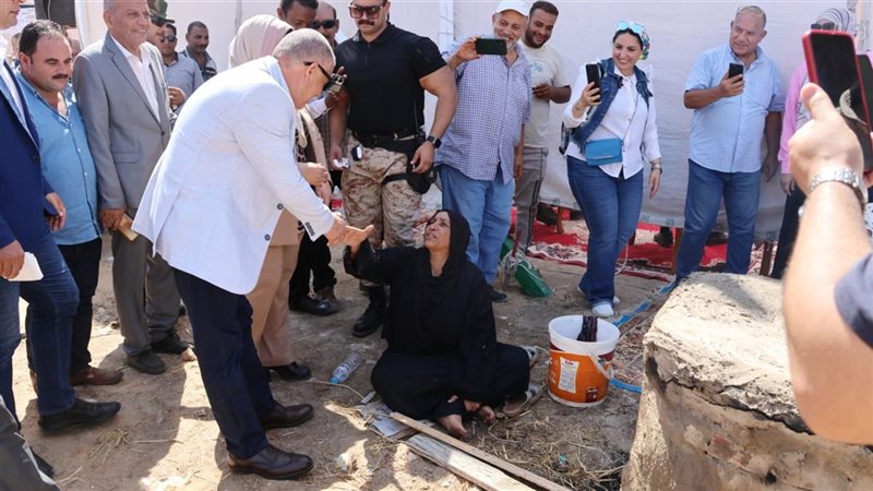 سيدة تطلب مساعدة