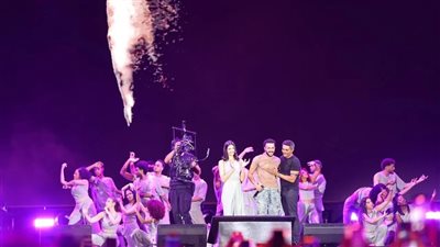 ويجز يشعل مهرجان العلمين بحفل ضخم وظهور مفاجئ لآسر ياسين وتارا عماد