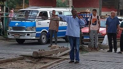 وزير النقل يقرر تكريم عامل مزلقان السادات بعد إنقاذه شابًا من الموت