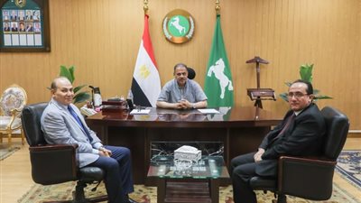 محافظ الشرقية يستقبل مدير الطب البيطري الجديد ويشيد بخطط التطوير