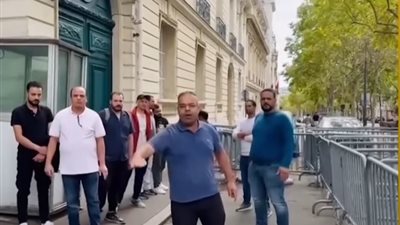 يوسف الحسيني: رسالة المصريين في الخارج للإرهابيين.. «السفارات خط أحمر» |فيديو