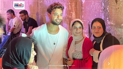 قبل صعوده لحفله بمهرجان القلعة.. الجمهور يلتف حول أحمد جمال 