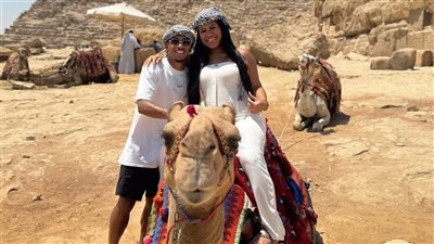 بشعار القوس والسهم.. خوان ألفينا يصطحب عائلته لزيارة الأهرامات