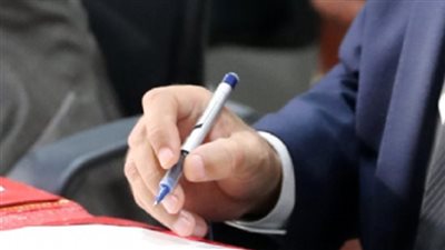 خيانة وتزوير.. حكم توقيع الموظف عن زميله الغائب عن العمل