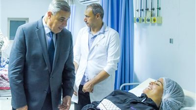 محافظ الإسكندرية يزور مصابي حادث غرق شاطئ أبو تلات بمستشفى العامرية