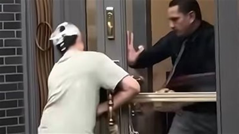 بطل مصري يتصدى لشاب