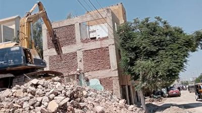 استمرار تنفيذ قرارات إزالة العقارات الآيلة للسقوط بالشرقية