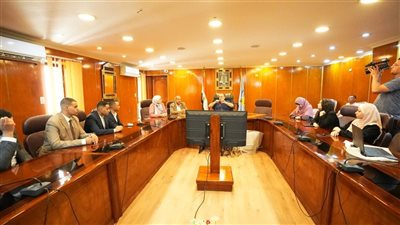 محافظ أسيوط يلتقي خريجي كلية الهندسة ويؤكد دعمه لتحويل ابتكاراتهم إلى مشروعات 