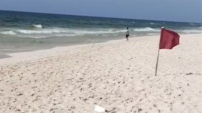 بعد حادث أبو تلات.. استمرار الاضطراب ورفع الرايات الحمراء بشواطئ الإسكندرية