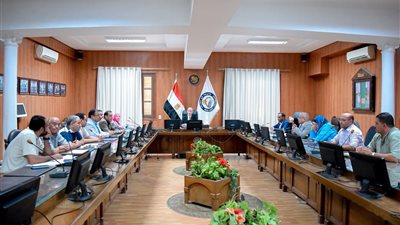 رئيس جامعة بني سويف يرأس عددا من الاجتماعات استعدادا للعام الجديد