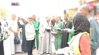 شباب ملوي يطلقون مبادرة إنسانية لتوزيع وجبات على عمال النظافة والعمالة اليومية