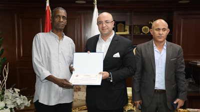 محافظ بني سويف يكرم عامل مزلقان خاطر بحياته لإنقاذ شاب