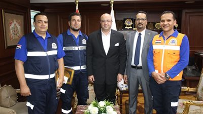 محافظ بني سويف يكرم ثنائي الإسعاف بعد إعادتهما مليون ونصف جنيه لأصحابها