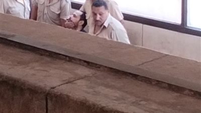 «الطبيب المزيف» يتظاهر بالإغماء في محكمة المحلة لمحاولة كسب التعاطف