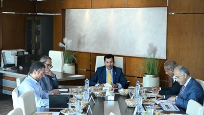 وزير الرياضة يناقش تطوير سلسلة 