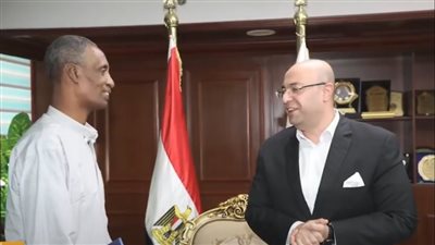 محافظ بني سويف يكرم «عم طارق» بطل واقعة مزلقنا كوبري السادات|فيديو 