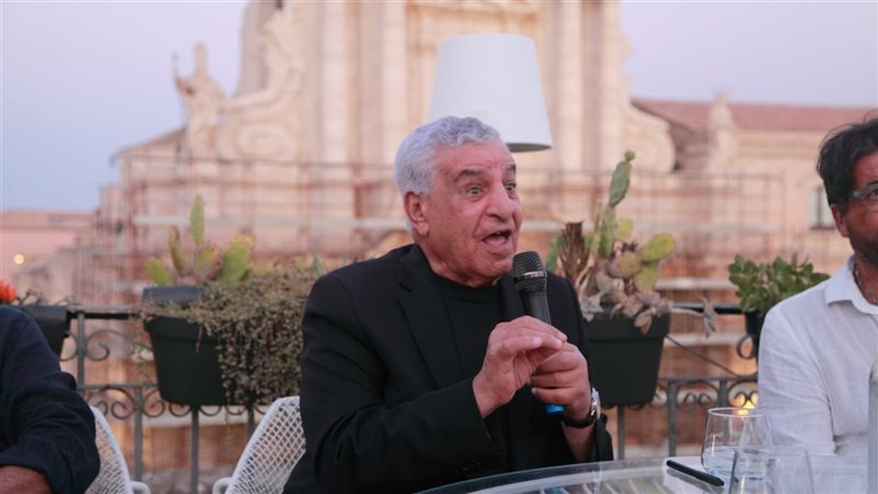 زاهي حواس من إيطاليا