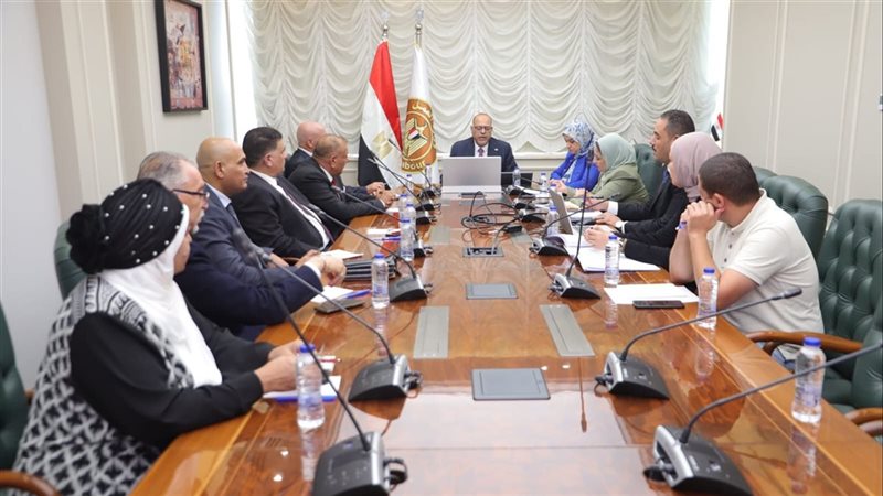 وزير العمل يستقبل