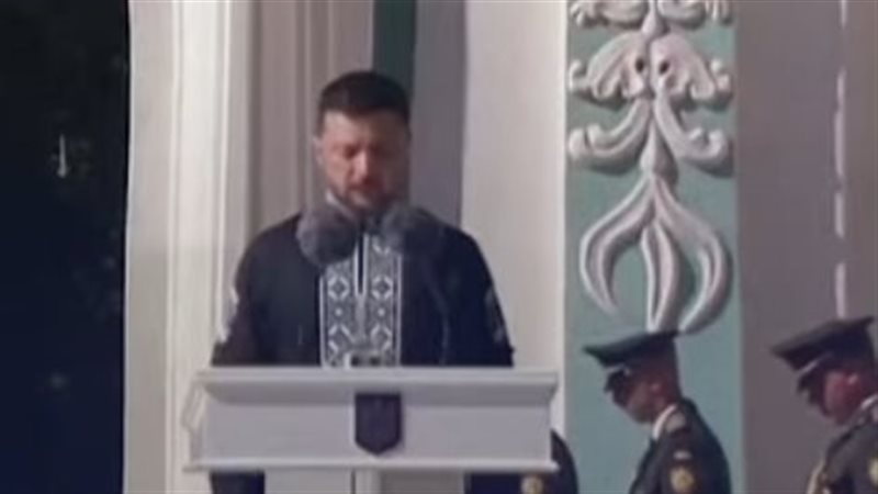 زيلينسكي مرتديا الزي