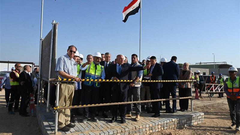 وزير النقل خلال الجولة