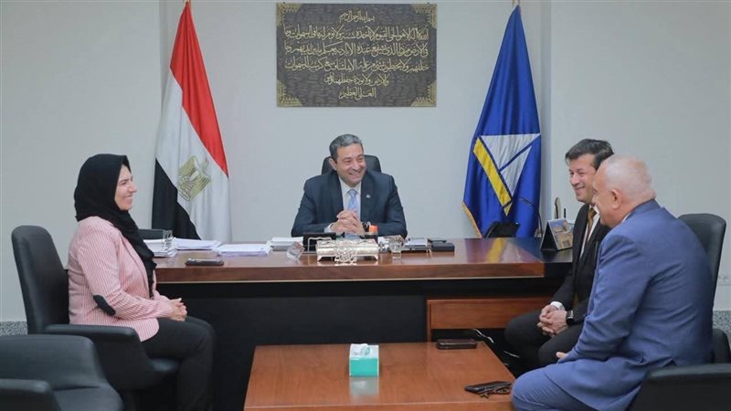 محافظ دمياط يُهنئ