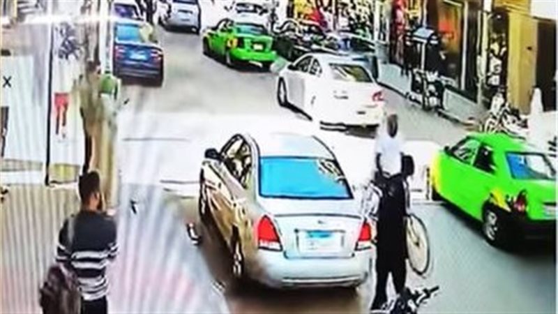 صفع شاب من ذوي الهمم