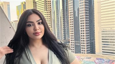 خمرة مستوردة ودولارات ودراهم.. تفاصيل سقوط البلوجر نيرمين طارق في قبضة الأمن 