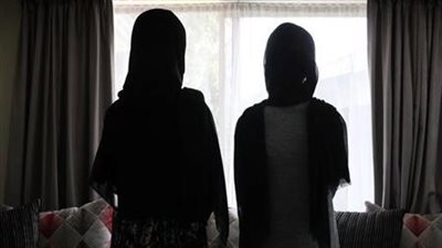 حكم ظهور المرأة أمام زوج أختها.. هل يدخل قائمة المحارم؟