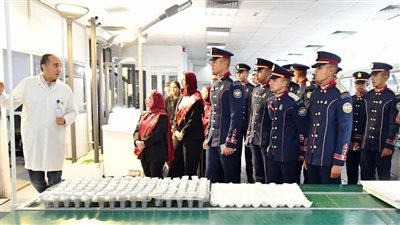 القوات المسلحة تنظم جولة تعريفية بالشركة العربية للبصريات للإعلاميين والطلاب