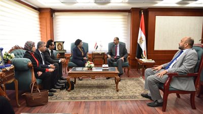 نائب وزير الصحة تبحث مع محافظ سوهاج ملفات صحة الأم والطفل