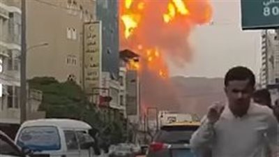 فيديو صادم يوثق هروب يمنيين من انفجار قذيفة إسرائيلية بمطار صنعاء