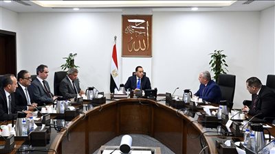 رئيس الوزراء يتابع تنفيذ توجيهات الرئيس بوضع خارطة طريق تطوير منظومة الإعلام 