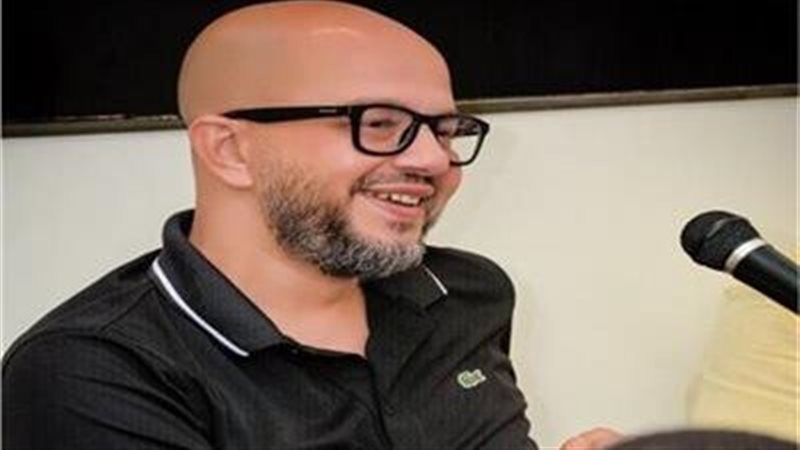 الكاتب الصحفي عمر