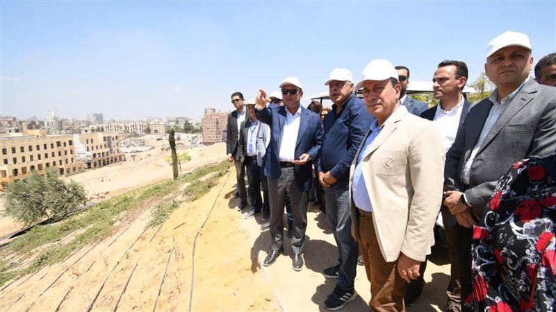 وزير الإسكان يختتم