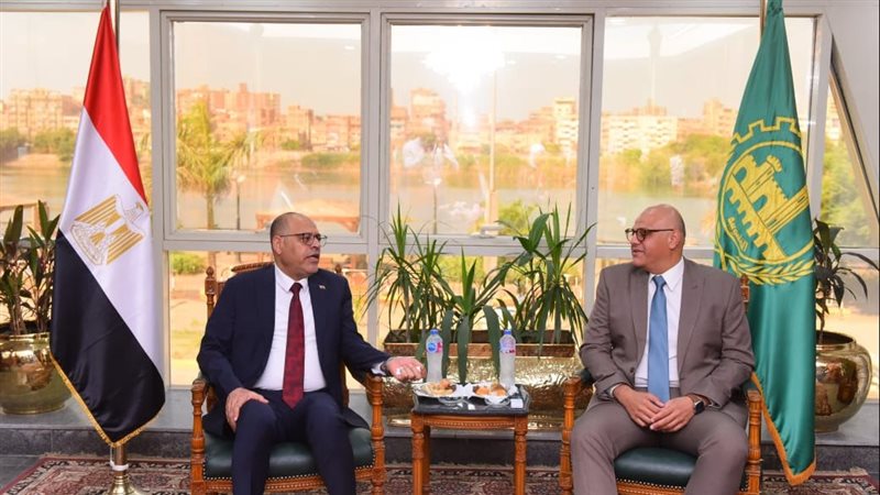 وزير العمل يبحث مع