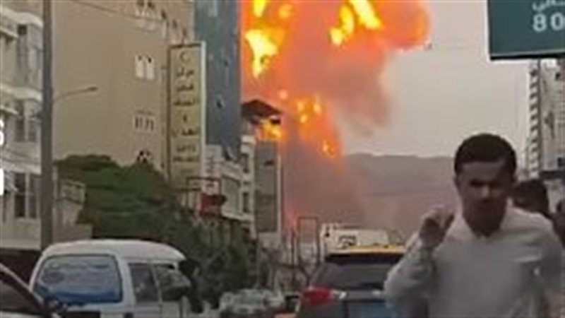 هروب يمنيون من انفجار