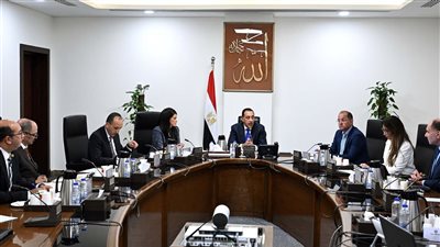 رئيس الوزراء يناقش زيادة الاعتمادات المالية المخصصة لصيانة المنشآت الحكومية