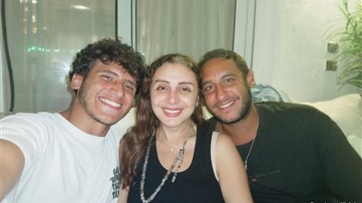 أول ظهور بعد عودتها من ألمانيا.. أنغام فى حضن أبناءها من بيتها بالساحل الشمالي