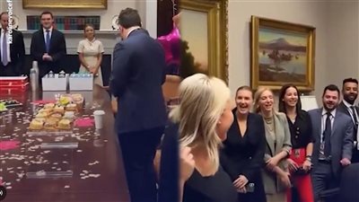 كارولين ليفيت تحتفل بعيد ميلادها الـ28 برقص وبهجة داخل البيت الأبيض|فيديو